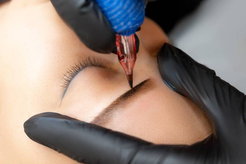 REALISER UN MAQUILLAGE SEMI-PERMANENT (yeux, lèvres, sourcils) - 35h
